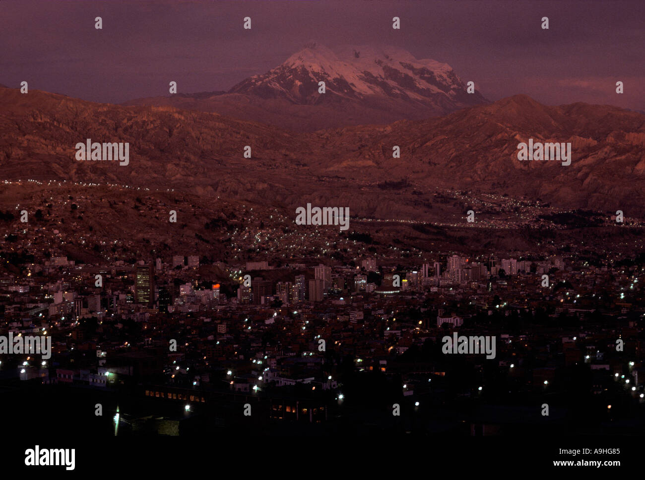 Crepuscolo sopra La Paz in Bolivia e distante monte Illimani Foto Stock