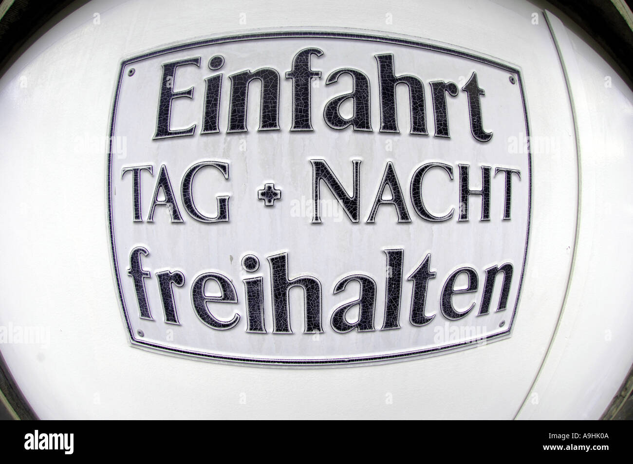 Einfahrt tag und nacht giorno e notte freihalten Foto Stock