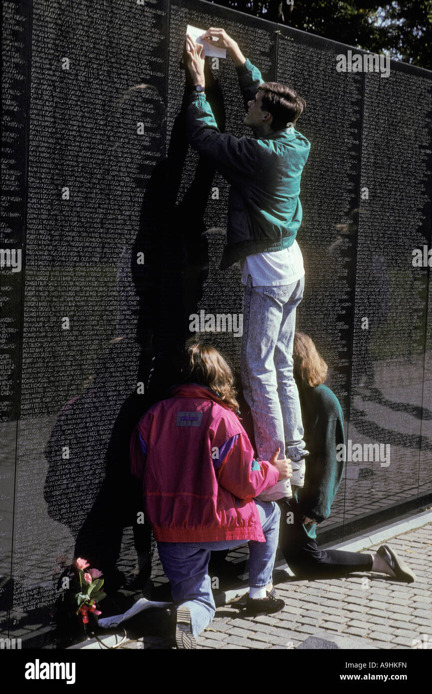 I veterani del Vietnam War Memorial Washington DC District of Columbia muro dei nomi omaggio floreale copia di incisione Foto Stock