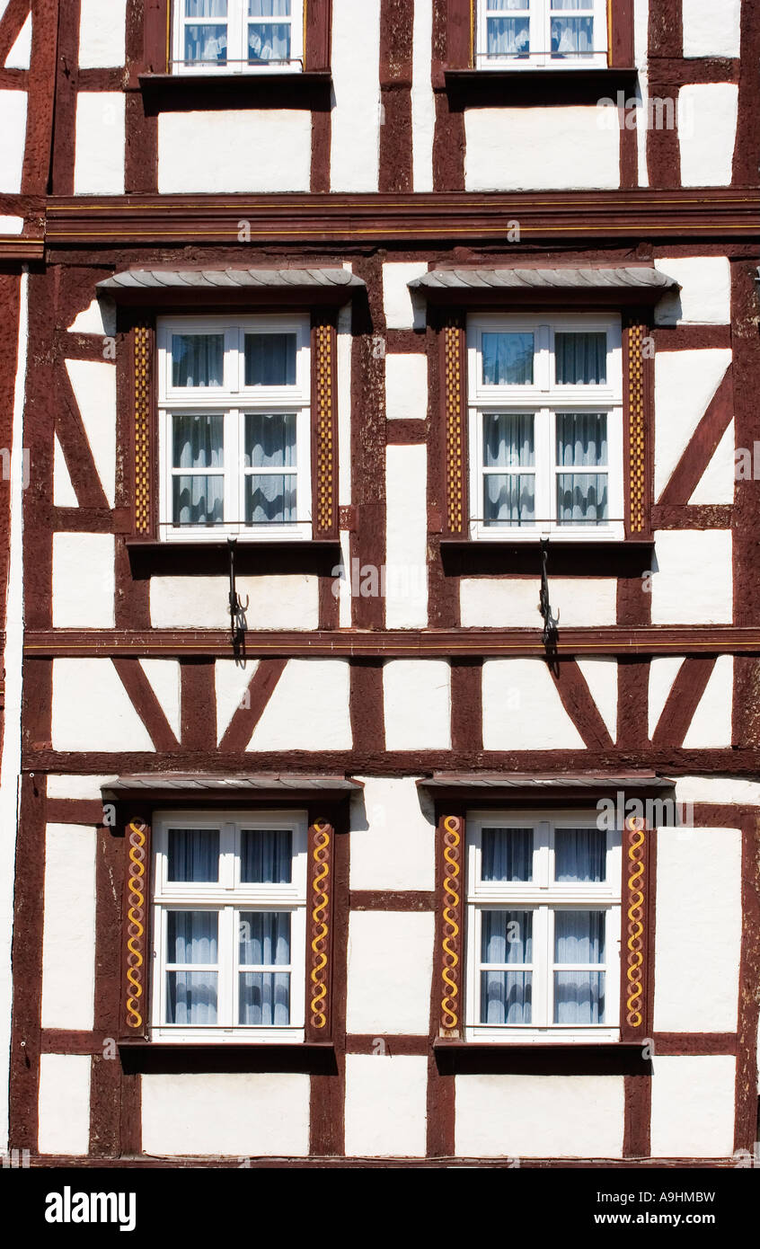 Tradizionali edifici in legno Bernkastel Kues Renania Palatinato Germania Aprile 2007 Foto Stock