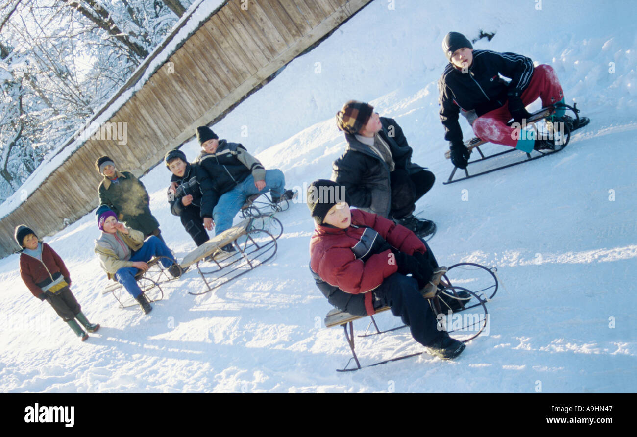 Un gruppo di ragazzi slittino nella Romania settentrionale Foto Stock