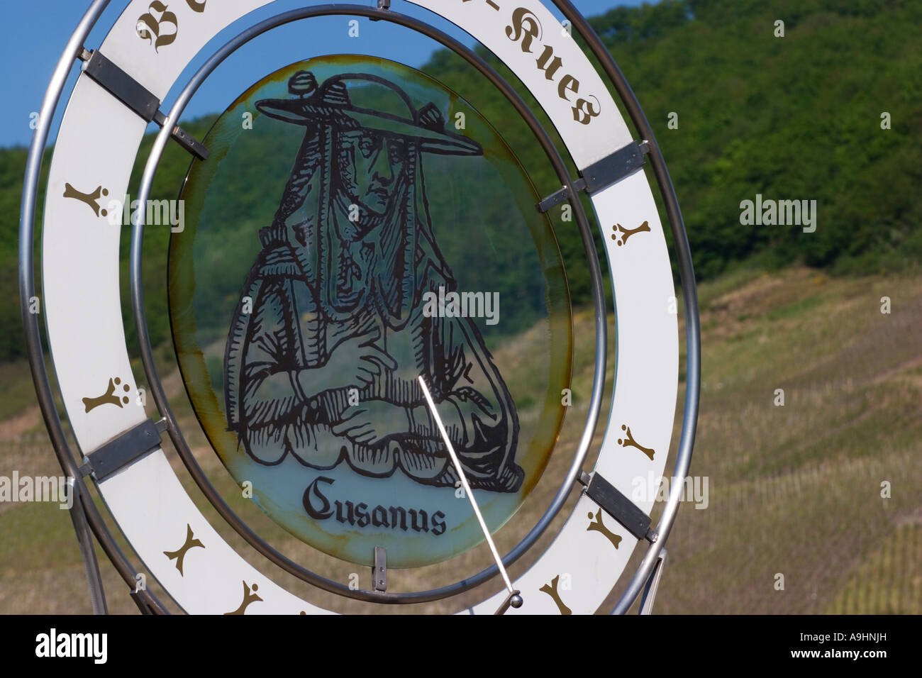 Meridiana sul ponte della Mosella in Bernkastel Kues Renania Palatinato Germania Aprile 2007 Foto Stock