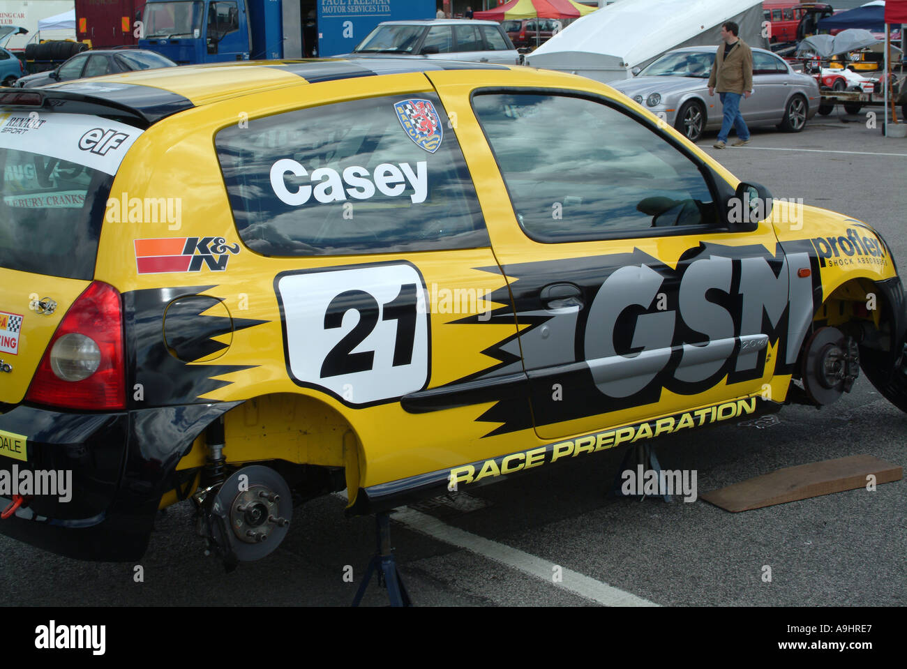 Il giallo e il nero Renault Clio RS Cup2000 ad Oulton Park Cheshire Foto Stock