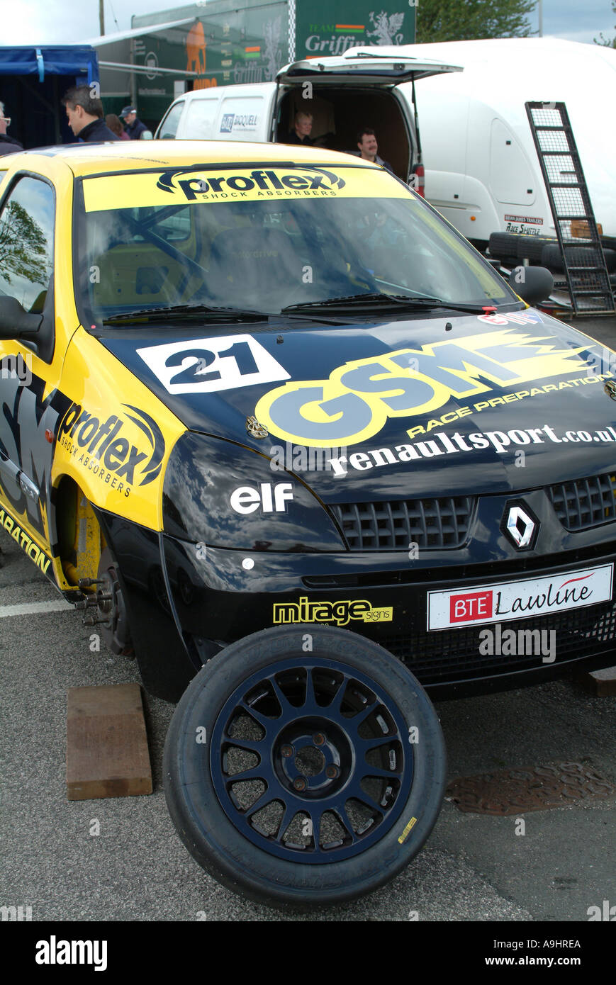 Il giallo e il nero Renault Clio RS Cup2000 ad Oulton Park Cheshire Foto Stock