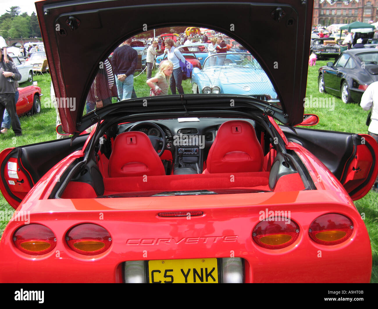 Red Corvette in Classic Car Show Capesthorne Hall Cheshire England Regno Unito Regno Unito Foto Stock