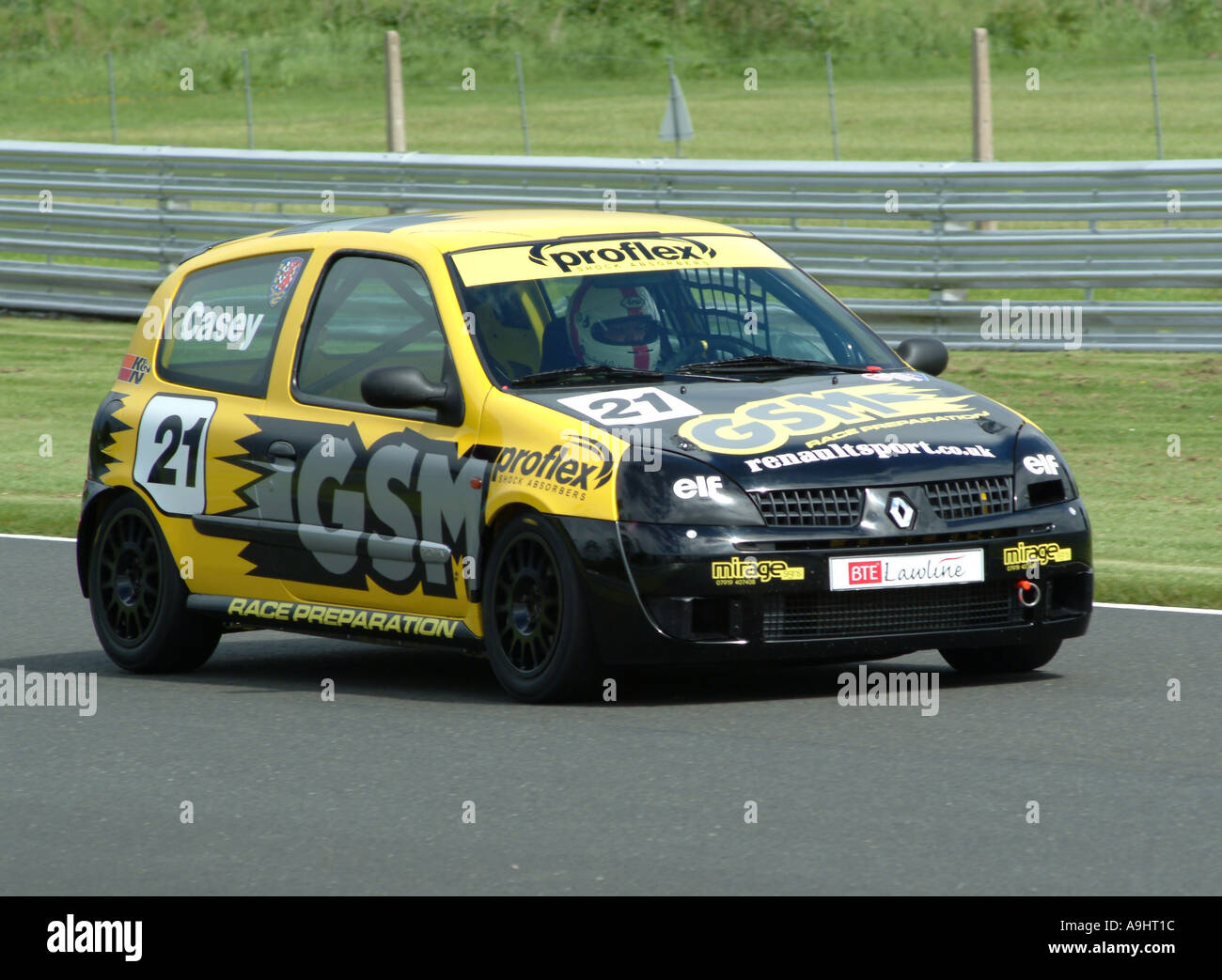 Il giallo e il nero Renault Clio RS Cup 2000 Racing ad Oulton Park Motor Racing circuito Cheshire England Regno Unito Regno Unito Foto Stock