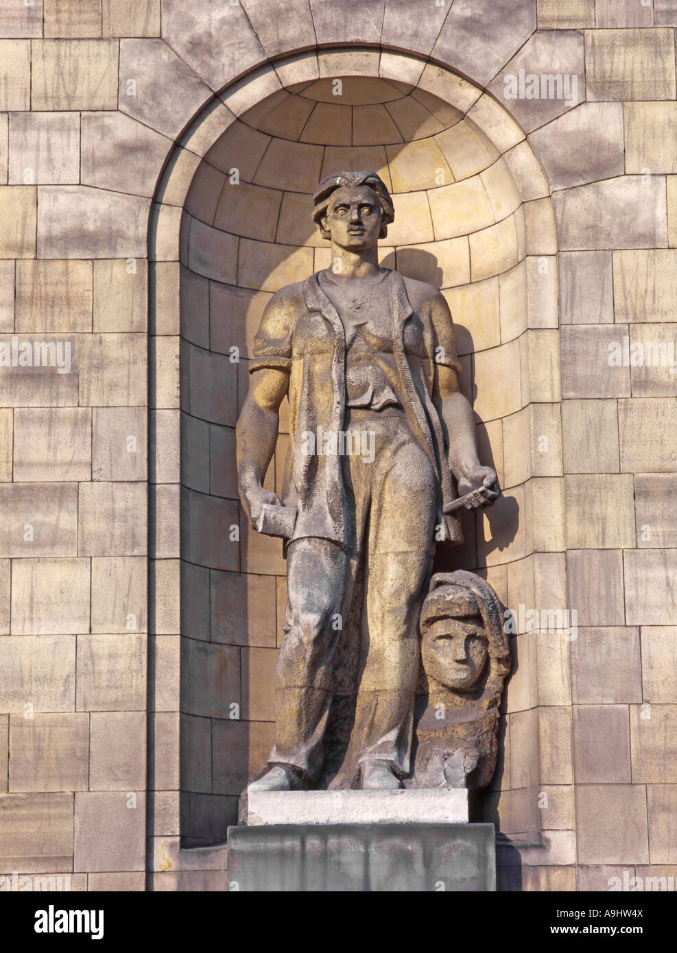 Varsavia, Polonia. Palazzo della Scienza e della cultura (1952-1955) del realismo socialista architettura. Statua sulla facciata est : Scultura Foto Stock