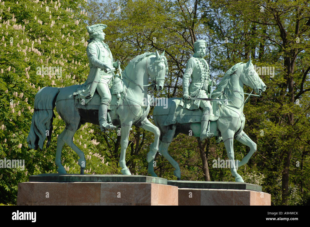 Figurine di bronzo Duca Karl Wilhelm Ferdinand e il duca Friedrich Wilhelm, Loewenwall, Braunschweig, Bassa Sassonia, Germania Foto Stock