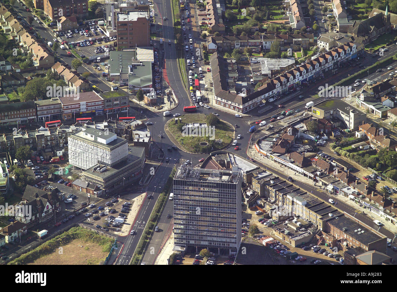 Vista aerea del nodo stradale e rotonda alla stazione di Gants Hill in Essex con i negozi locali e la congestione del traffico Foto Stock