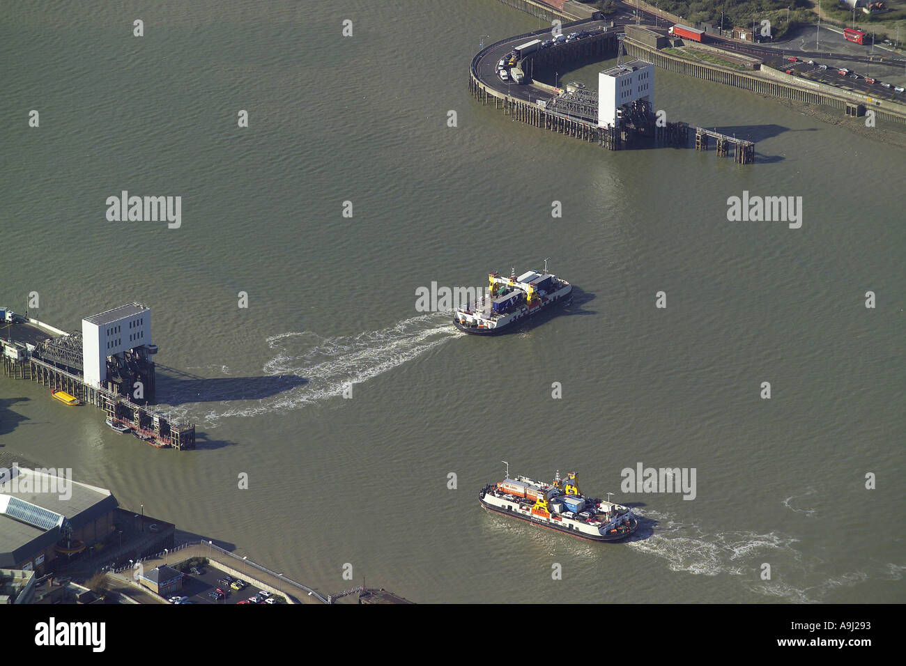 Vista aerea del Woolwich Ferry, che è un servizio gratuito di traghetto sul Fiume Tamigi nella zona est di Londra Foto Stock