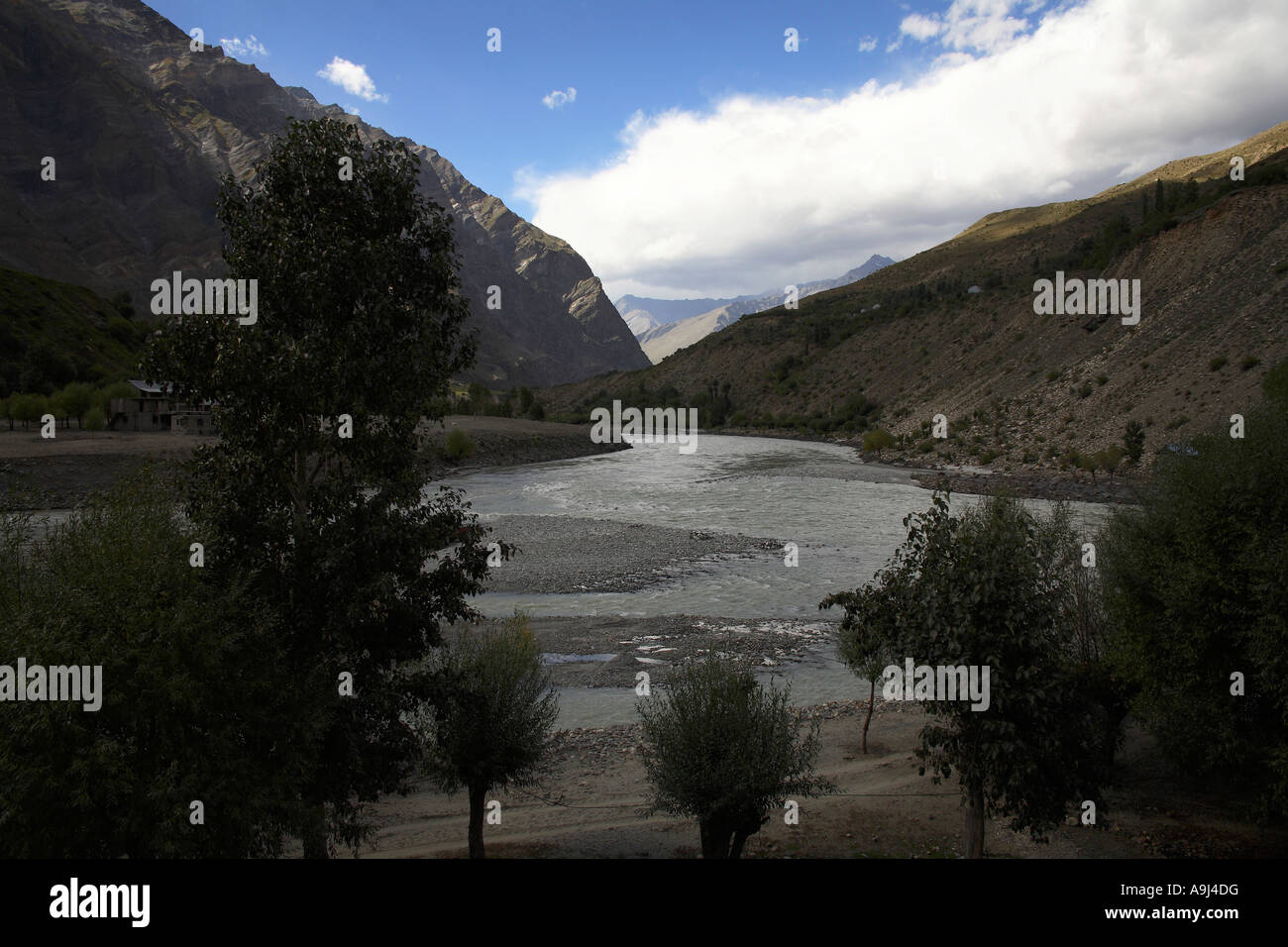 La confluenza del fiume bhagha con chandra, Himachal Pradesh, India Foto Stock