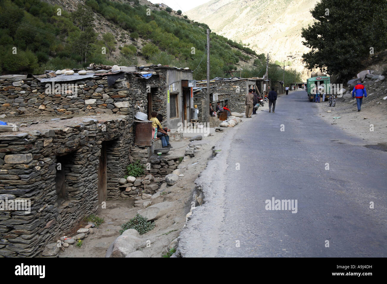 Una strada nel villaggio di Tandy, villaggio di frontiera di Himachal Pradesh, India Foto Stock