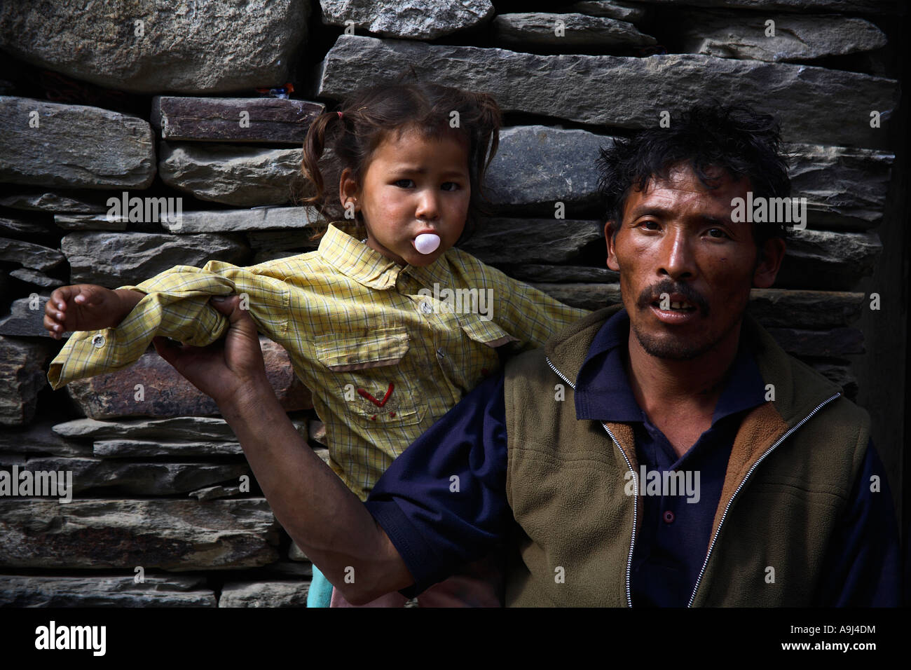 Un uomo locale con la figlia nel villaggio di Tandy, Himachal Pradesh, India Foto Stock