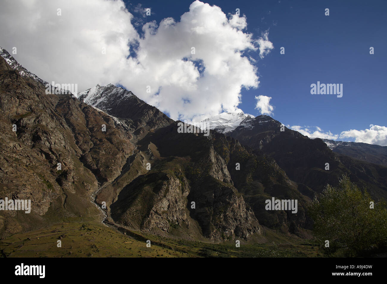 Le montagne nel quartiere Lahol, Himachal Pradesh, India Foto Stock