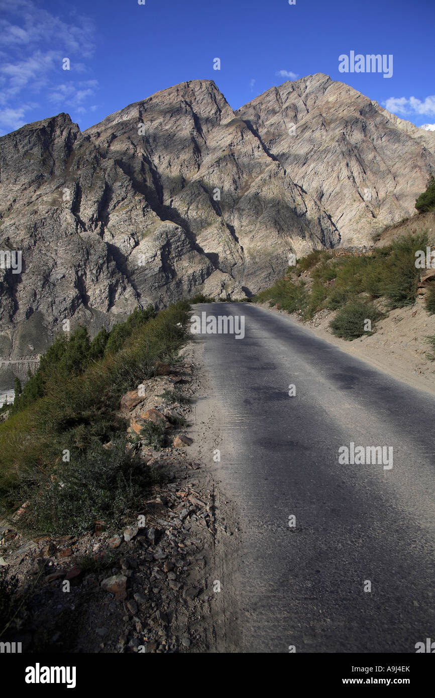 La strada che conduce verso il Ladakh da Jispa, Himachal Pradesh, India Foto Stock