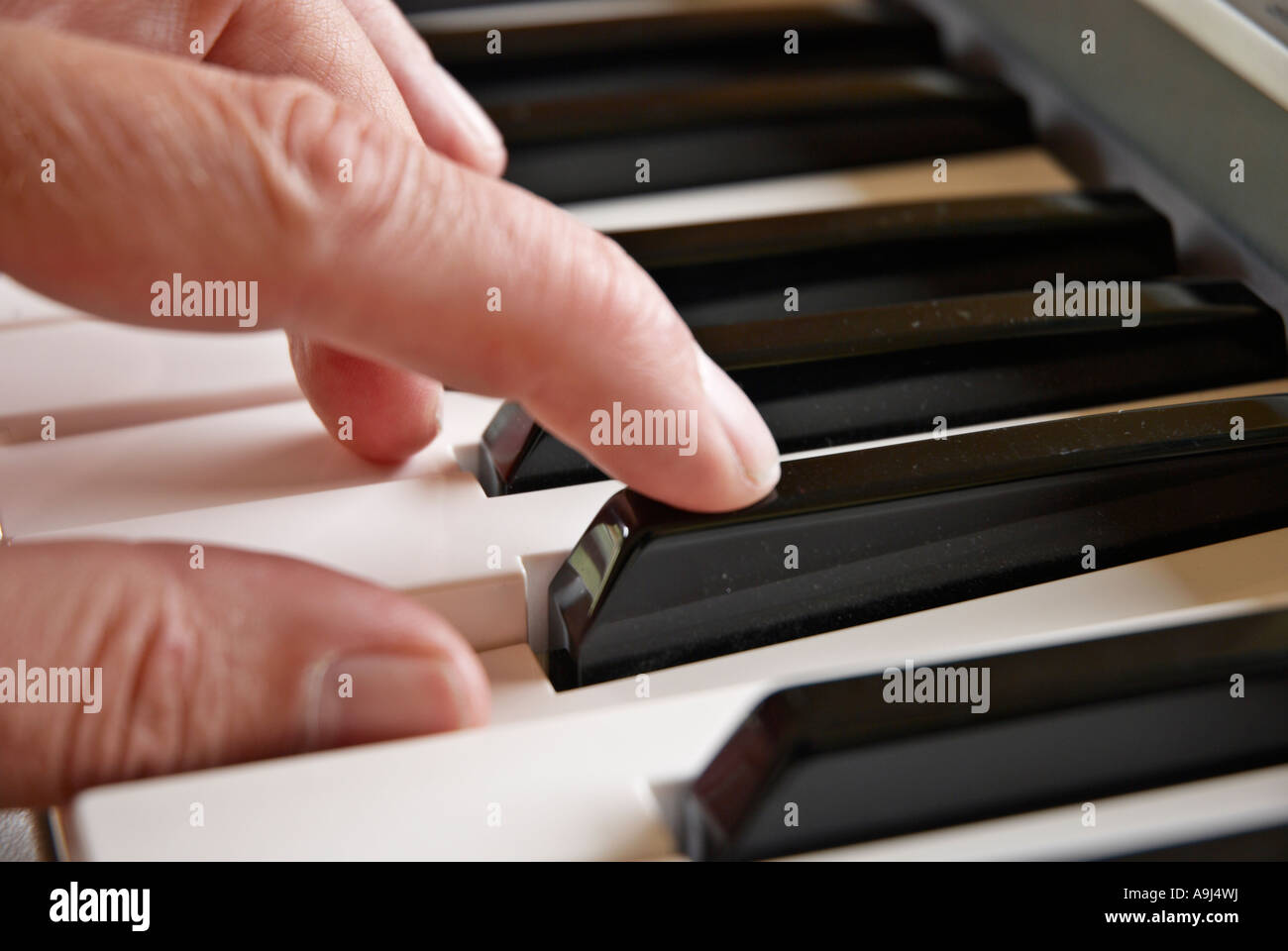 Riproduzione di una tastiera le dita sui tasti di uno strumento a tastiera Foto Stock