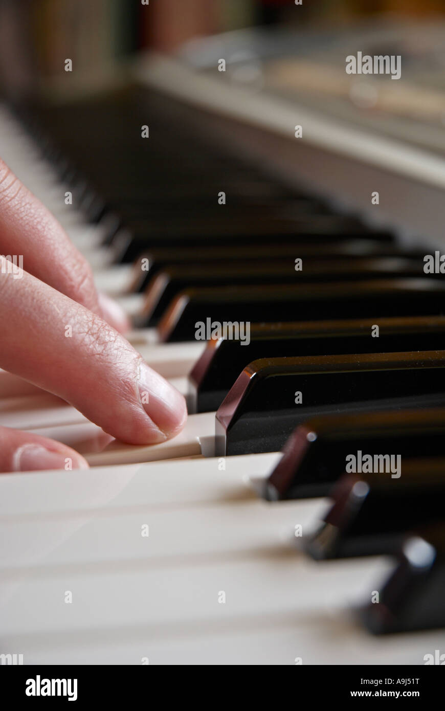 Riproduzione di una tastiera le dita sui tasti di uno strumento a tastiera Foto Stock