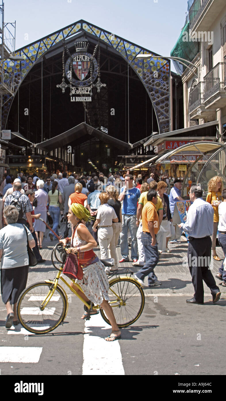 Ingresso di Barcellona di La Boqueria Mercato alimentare di Las Ramblas pedoni Foto Stock