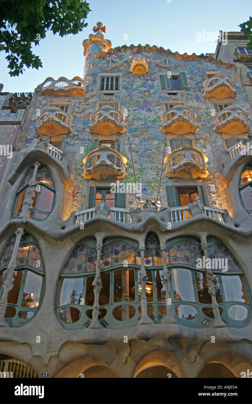 Barcellona Passeig de Gracia Casa Batllo da Anton Gaudi Fassade di notte Foto Stock