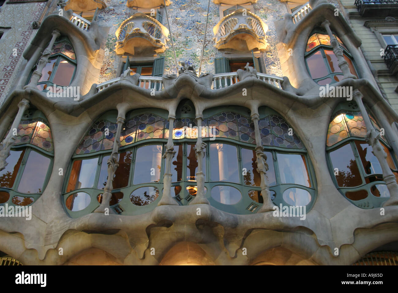 Barcellona Passeig de Gracia Casa Batllo da Anton Gaudi Fassade dettaglio 1 Piano di notte Foto Stock