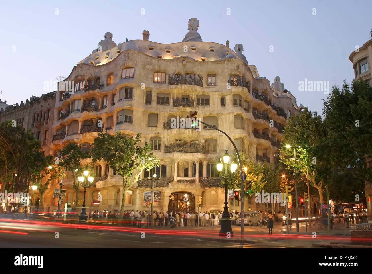 L'ESP Spagna Barcellona Casa Mila di Antoni Gaudi Passeig de Gracia fassade crepuscolo Foto Stock