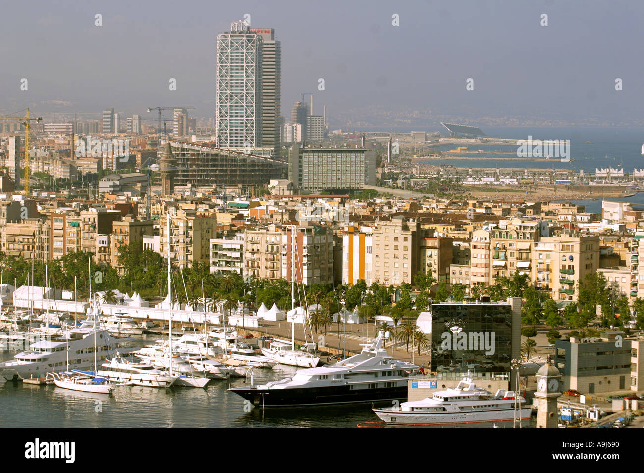 Spagna ESP il porto di Barcellona Barceloneta skyline teleshot Foto Stock
