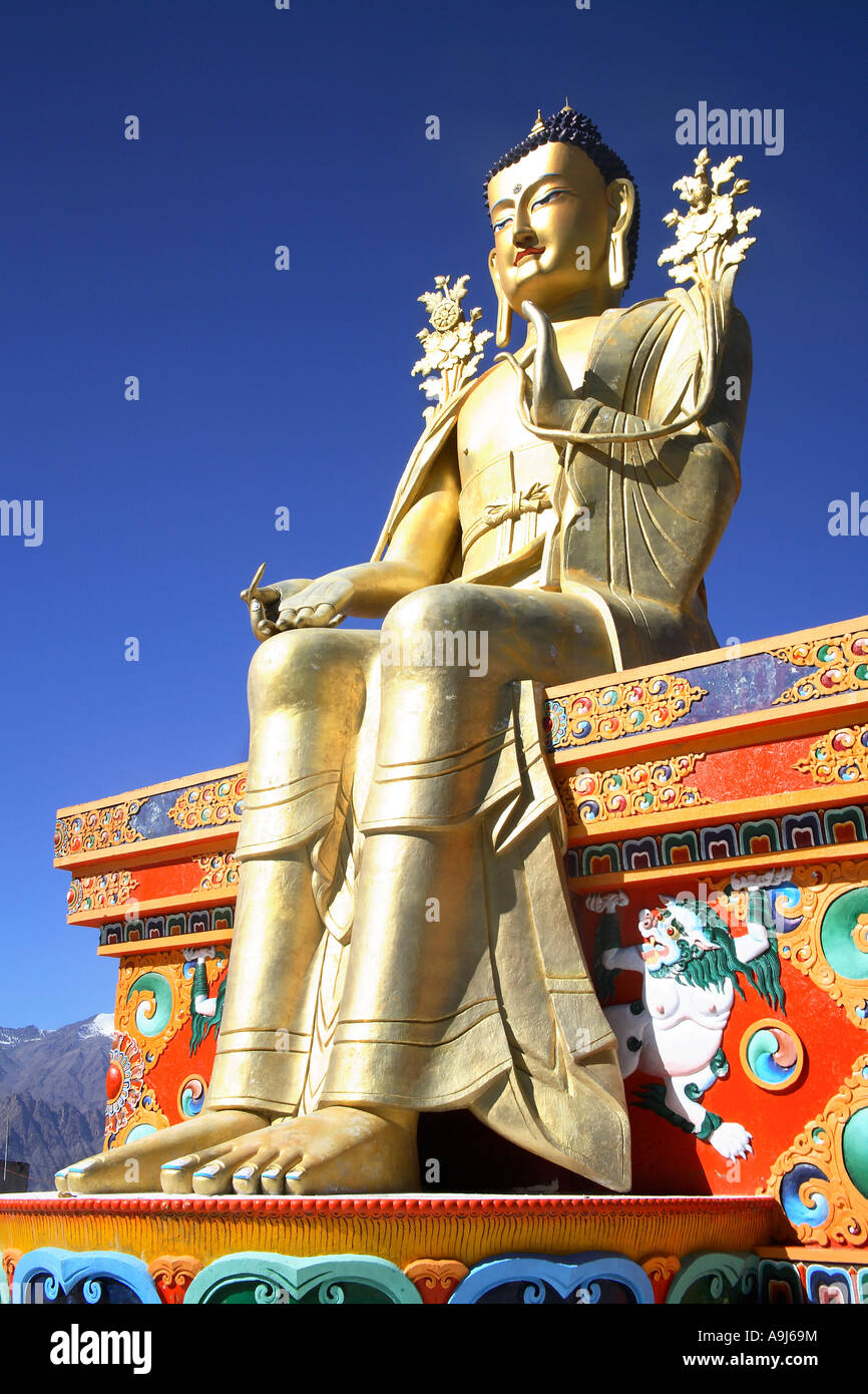 40 piedi statua del signore budha a shey gompa, Ladakh, Jammu Kashmir India Foto Stock