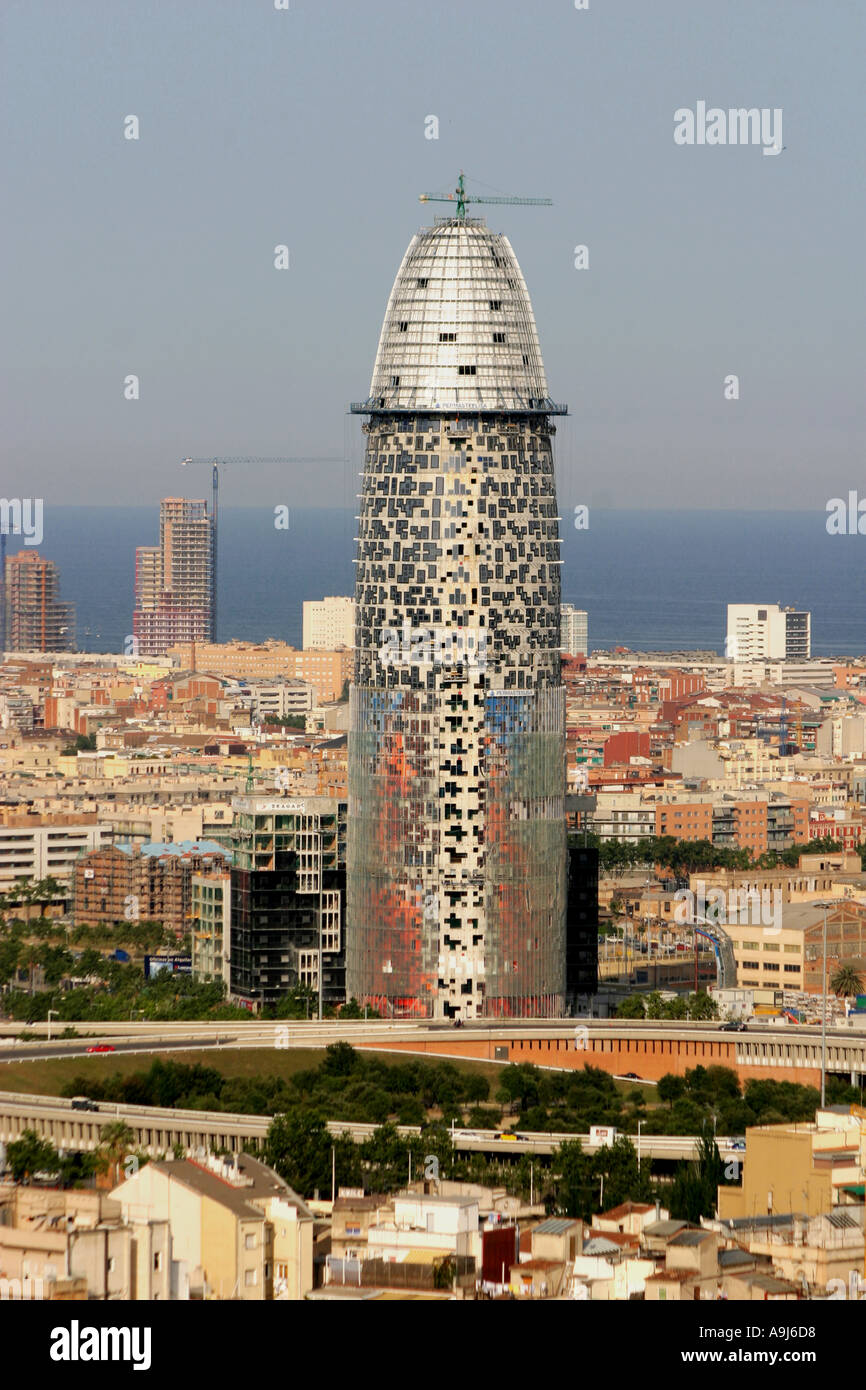 Bascelona Torre Agbar architettura moderna a Barcellona da archtect Jean Nouvel vista dalla Sagrada Famlia skyline Foto Stock
