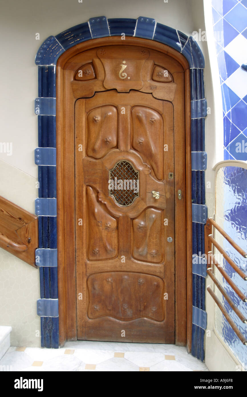 Barcellona Casa Batllo scala con porta di lusso e piastrelle blu Foto Stock