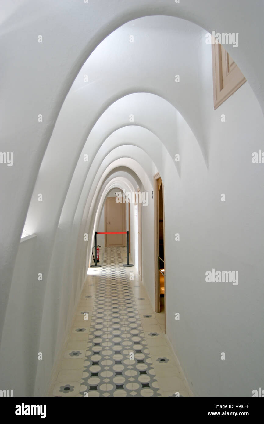 Barcellona Casa Batllo di Antoni Gaudi portici tutti in bianco nella parte superiore del passaggio di pavimento Foto Stock