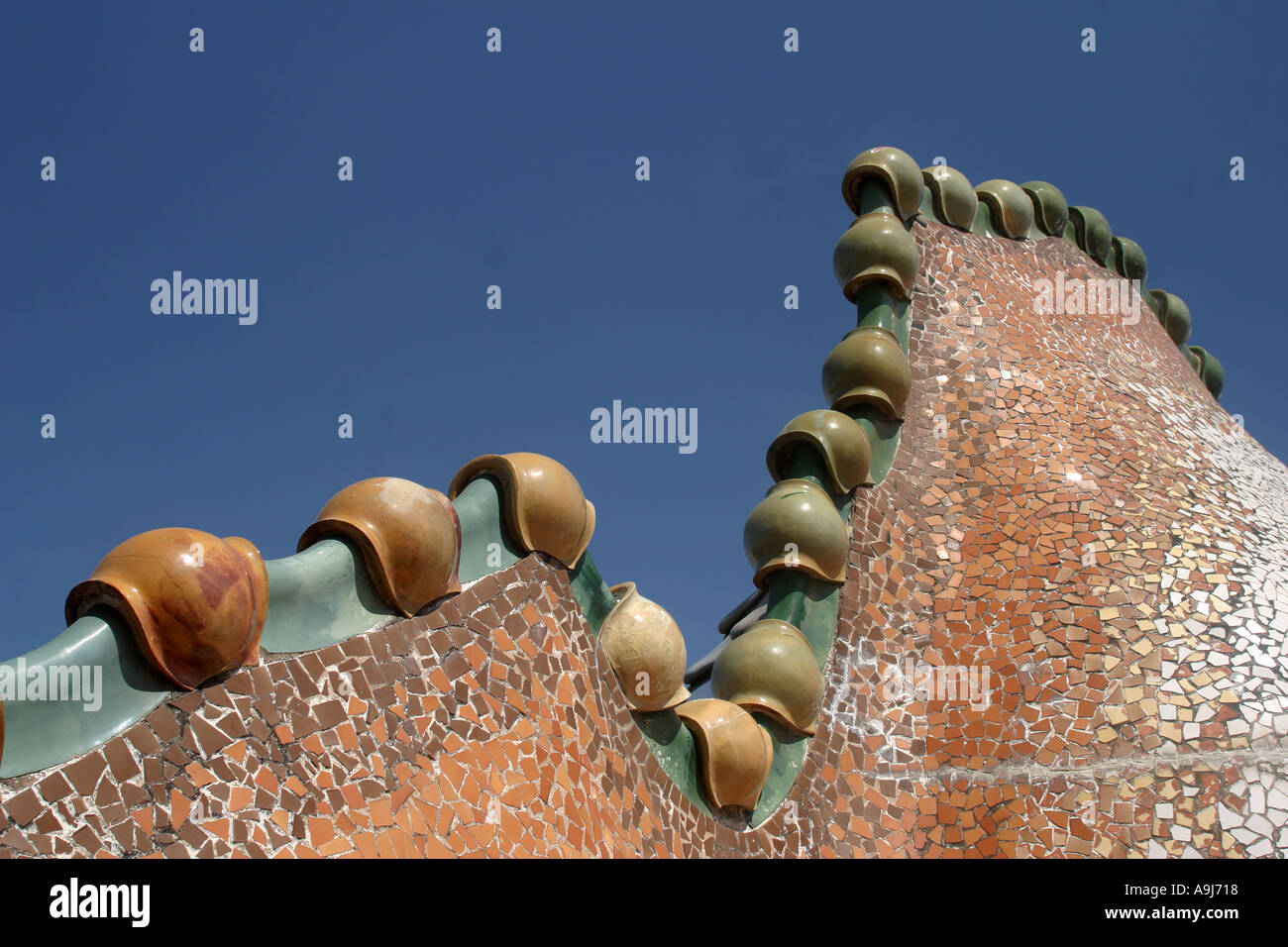 Barcellona Casa Batllo di Antoni Gaudi camini sul tetto terasse Foto Stock