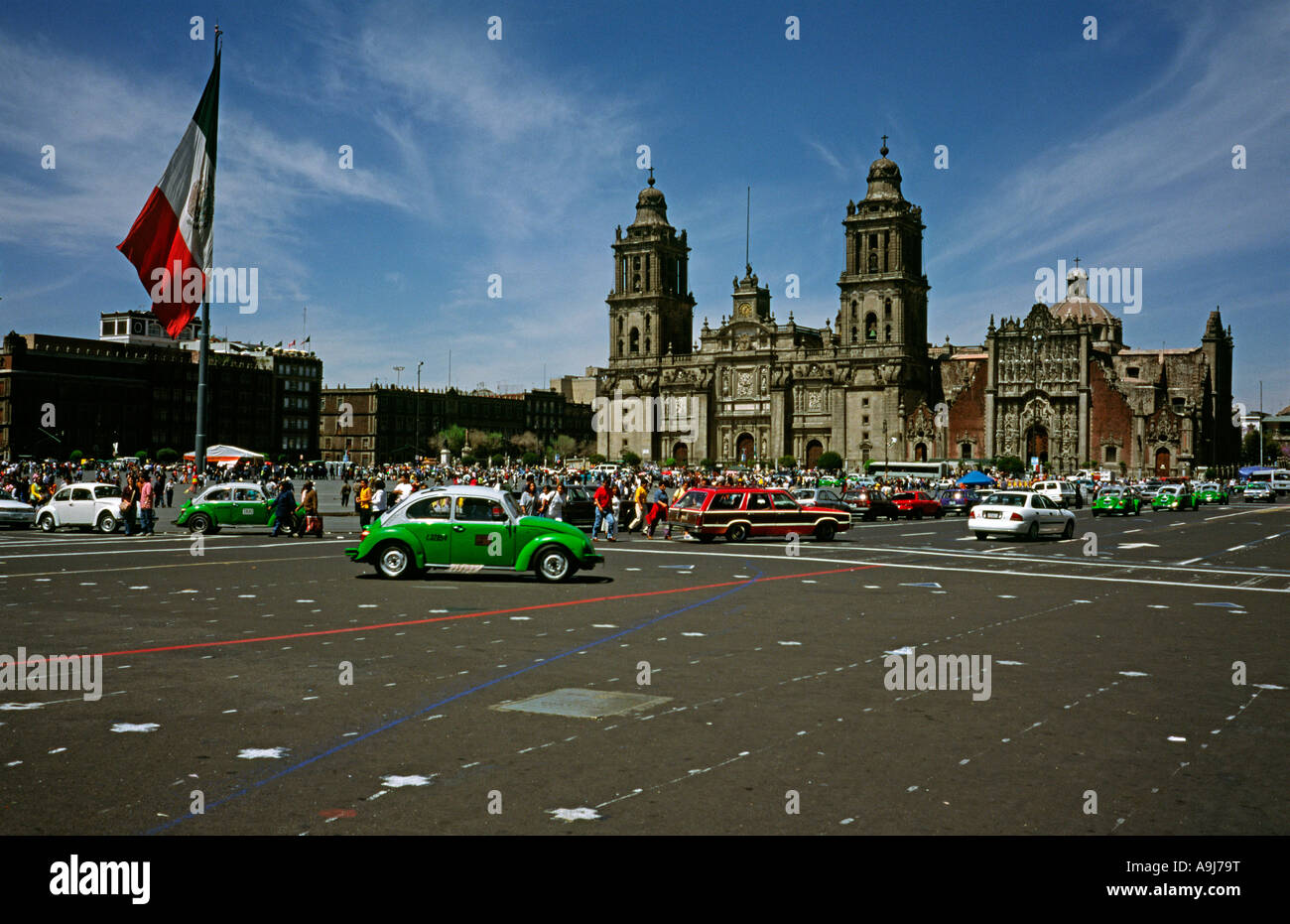3 marzo 2002 - Volkswagen maggiolino taxi a la Plaza de la Constitución (Zocalo) in Città del Messico Foto Stock