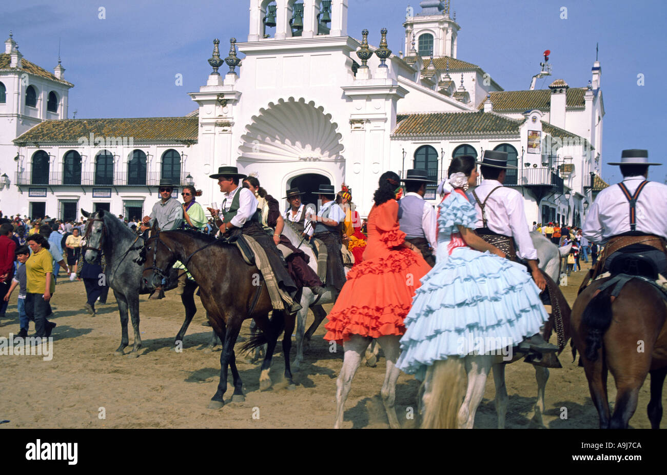 Andalucia El Rocio romeria pellegrini su cavalli con i tradizionali costumi di flamenco Foto Stock