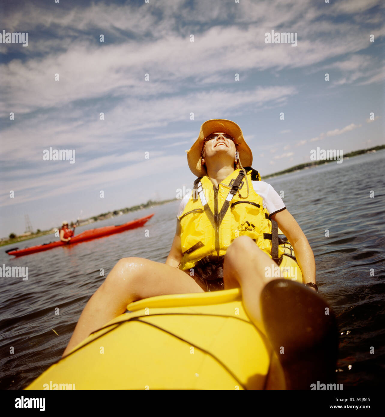 Venti qualcosa di donna su kayak Foto Stock