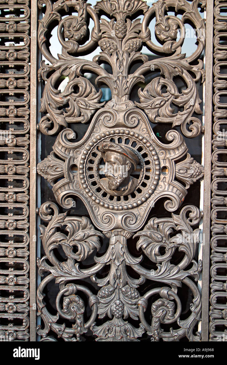 La Svizzera Zurigo ferro battuto porta vecchio centro della città Foto Stock
