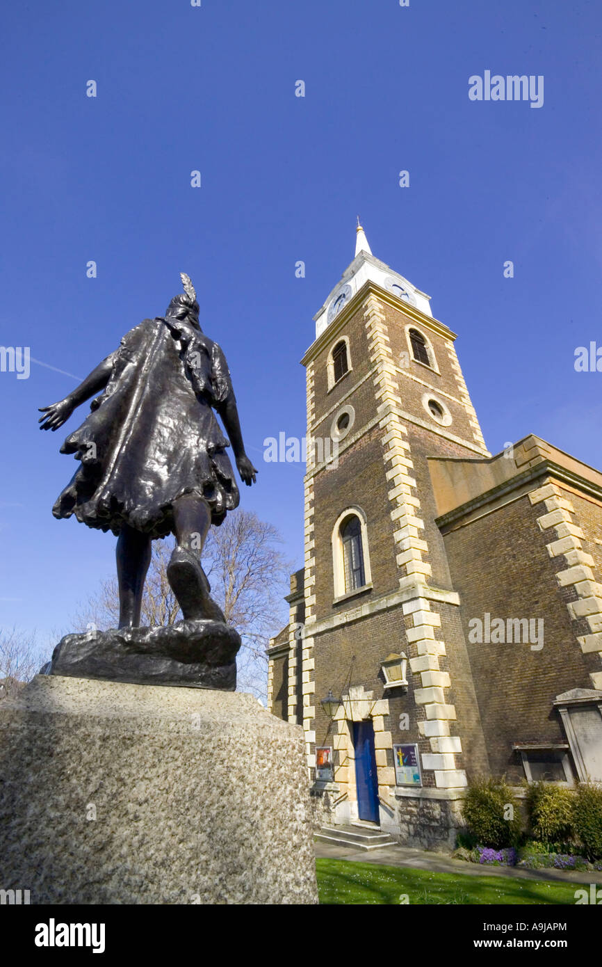 La statua di Pocahontas e la chiesa di San Giorgio Gravesend Kent Foto Stock