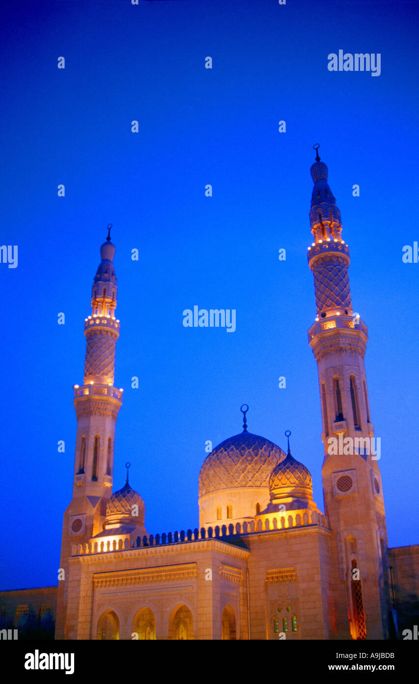 Jumeira Dubai EMIRATI ARABI Moschea di notte minareti Dome Foto Stock
