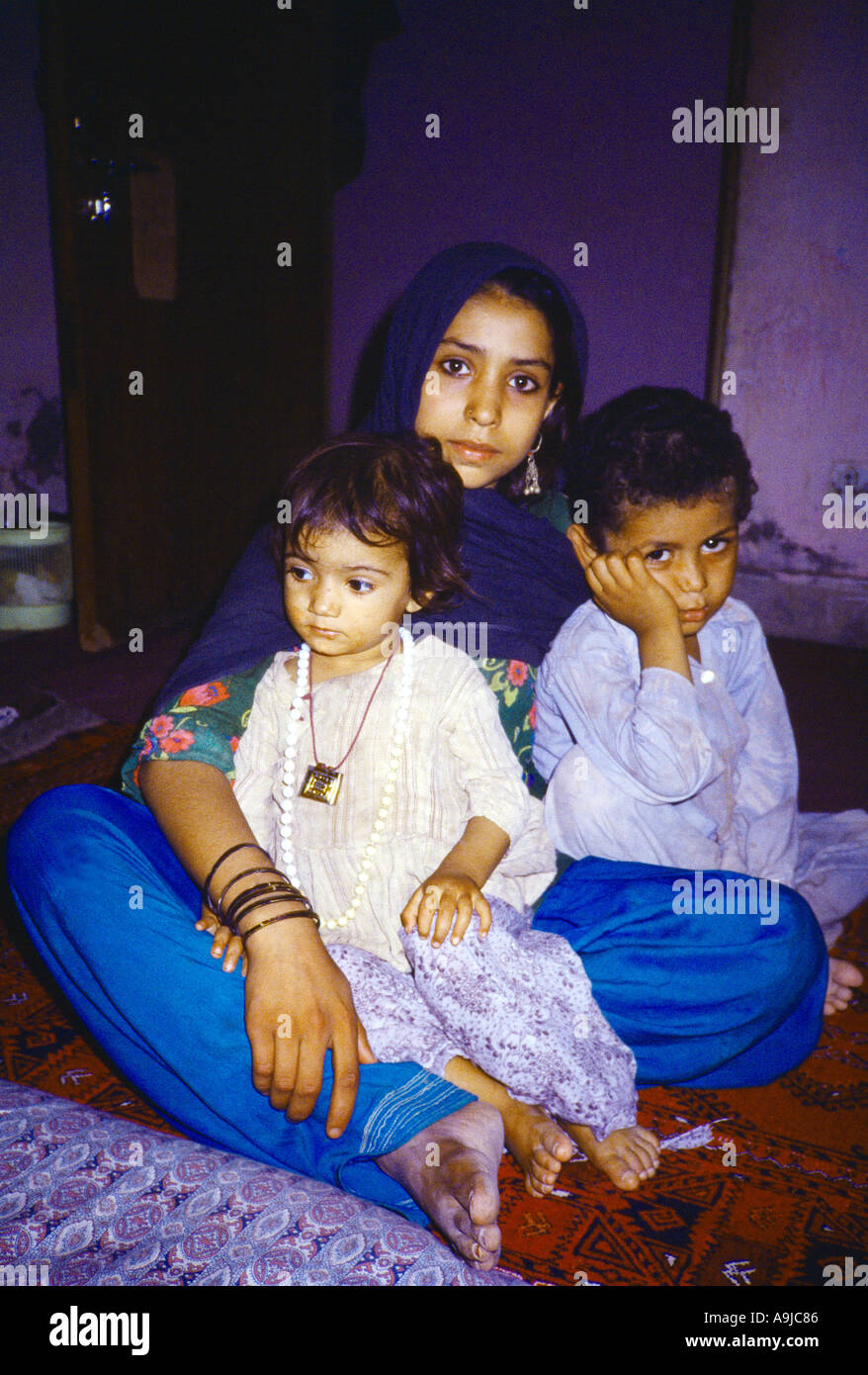 Arabia Saudita madre dei bambini piccoli a casa Foto Stock