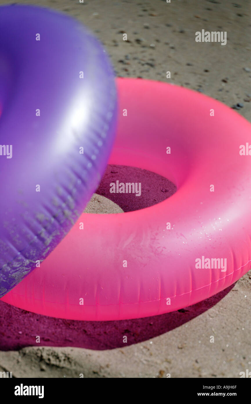 Due luminose colorate anelli di balneazione Foto Stock