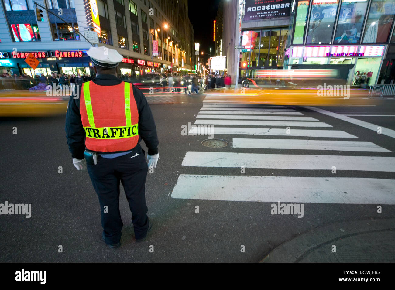 Street con le insegne al neon e una polizia stradale Foto Stock