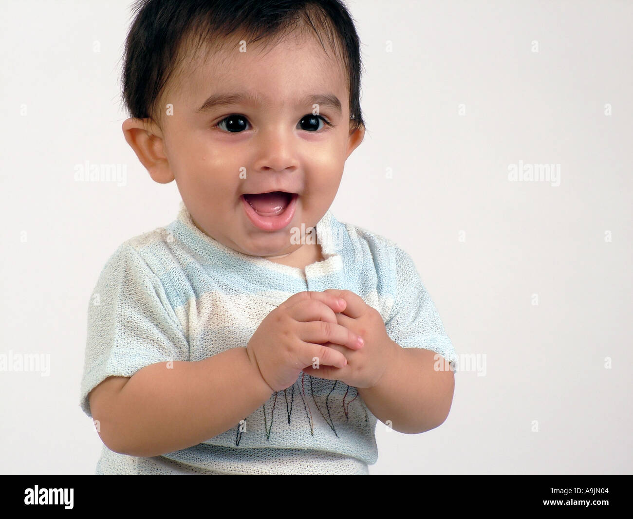 ANG99040 South Asian Indian 7 sette mesi baby indossando Tshirt e sorridente modello di rilascio 576 Foto Stock