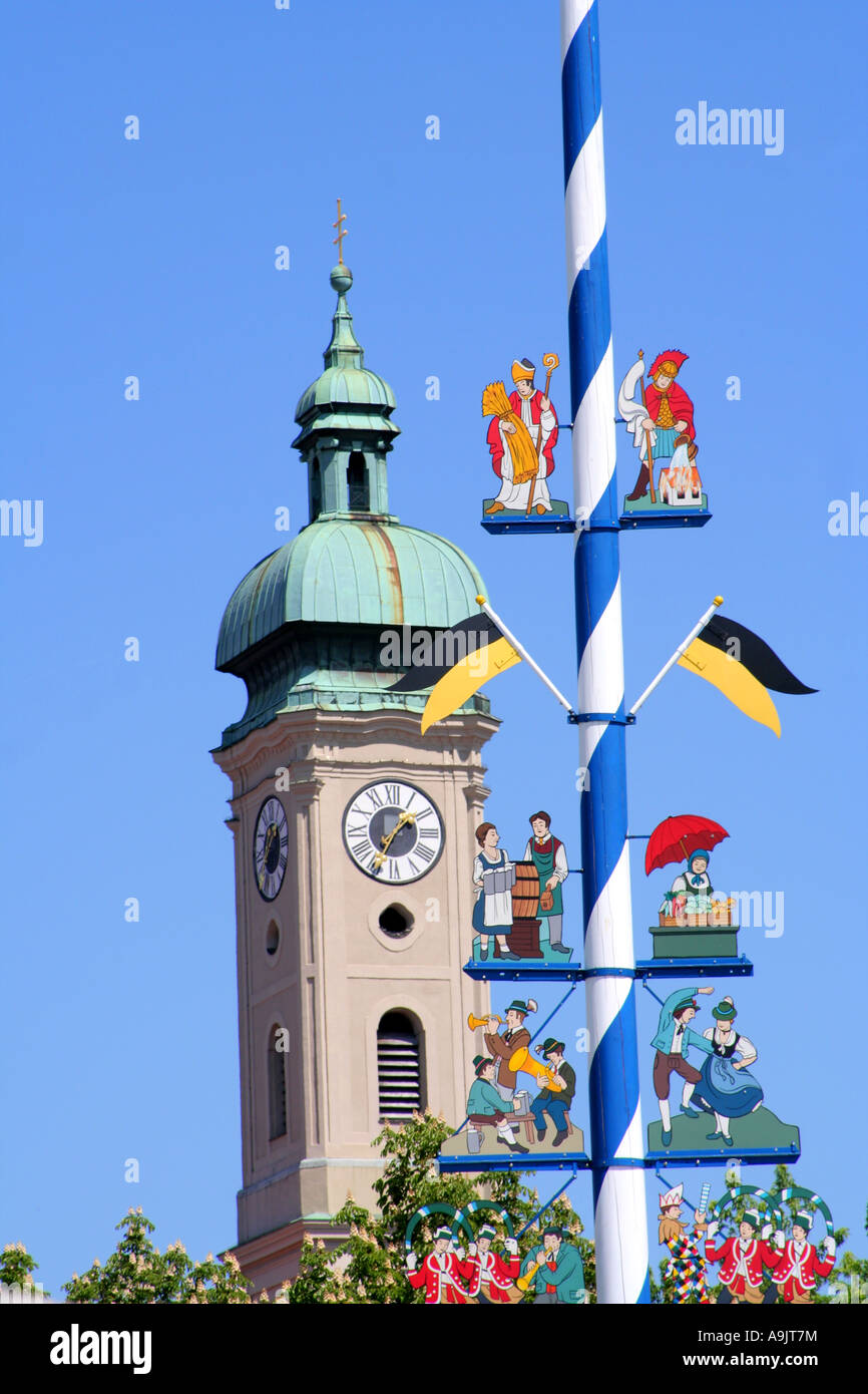 Maypole Viktualienmarkt e torre di Heiliggeistkirche Monaco di Baviera Baviera Germania Europa Foto Stock