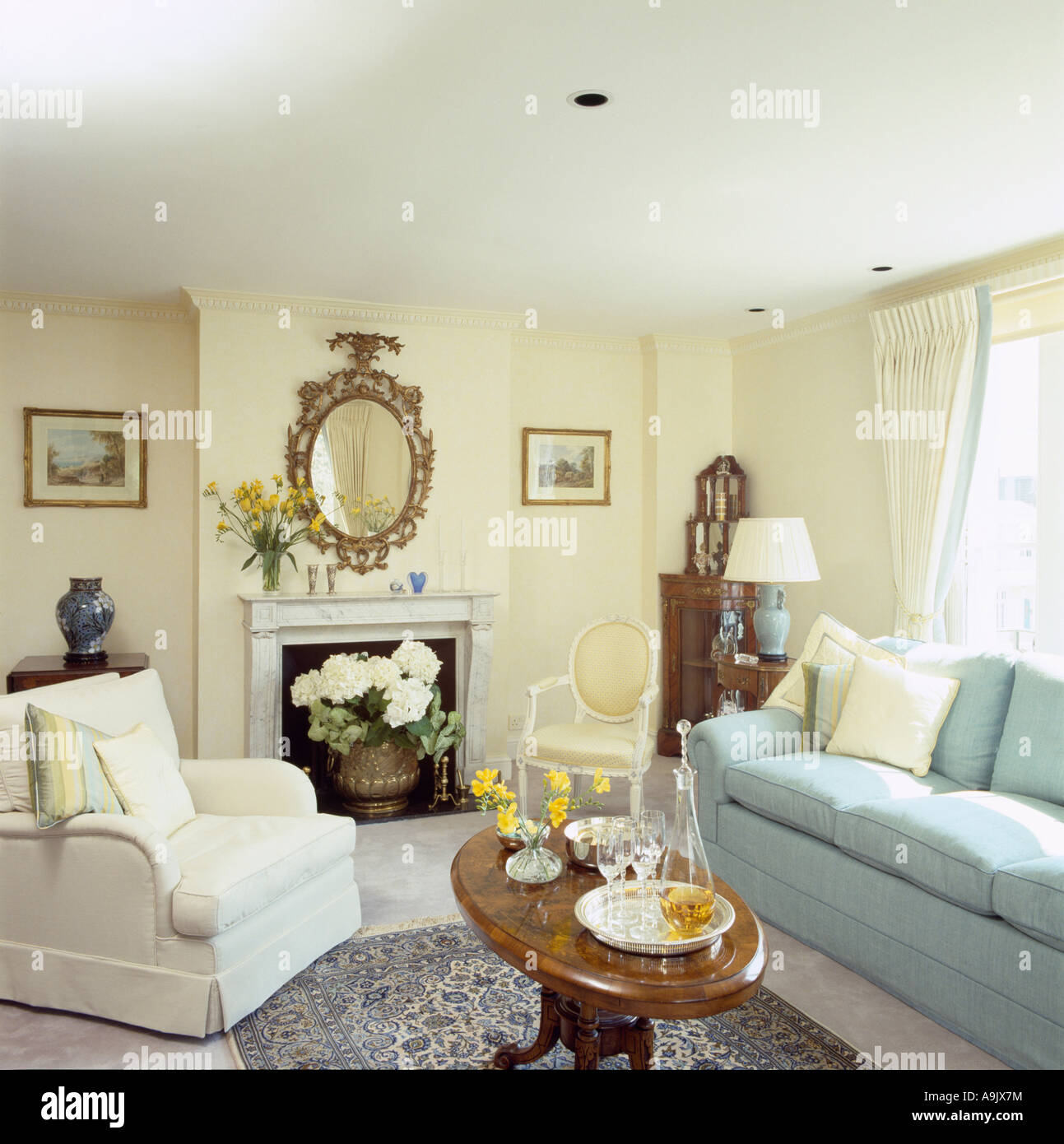 Foto sopra di blu pallido Victorian divano ad angolo in country living  salotto con mobili di antiquariato e tappeto bianco Foto stock - Alamy