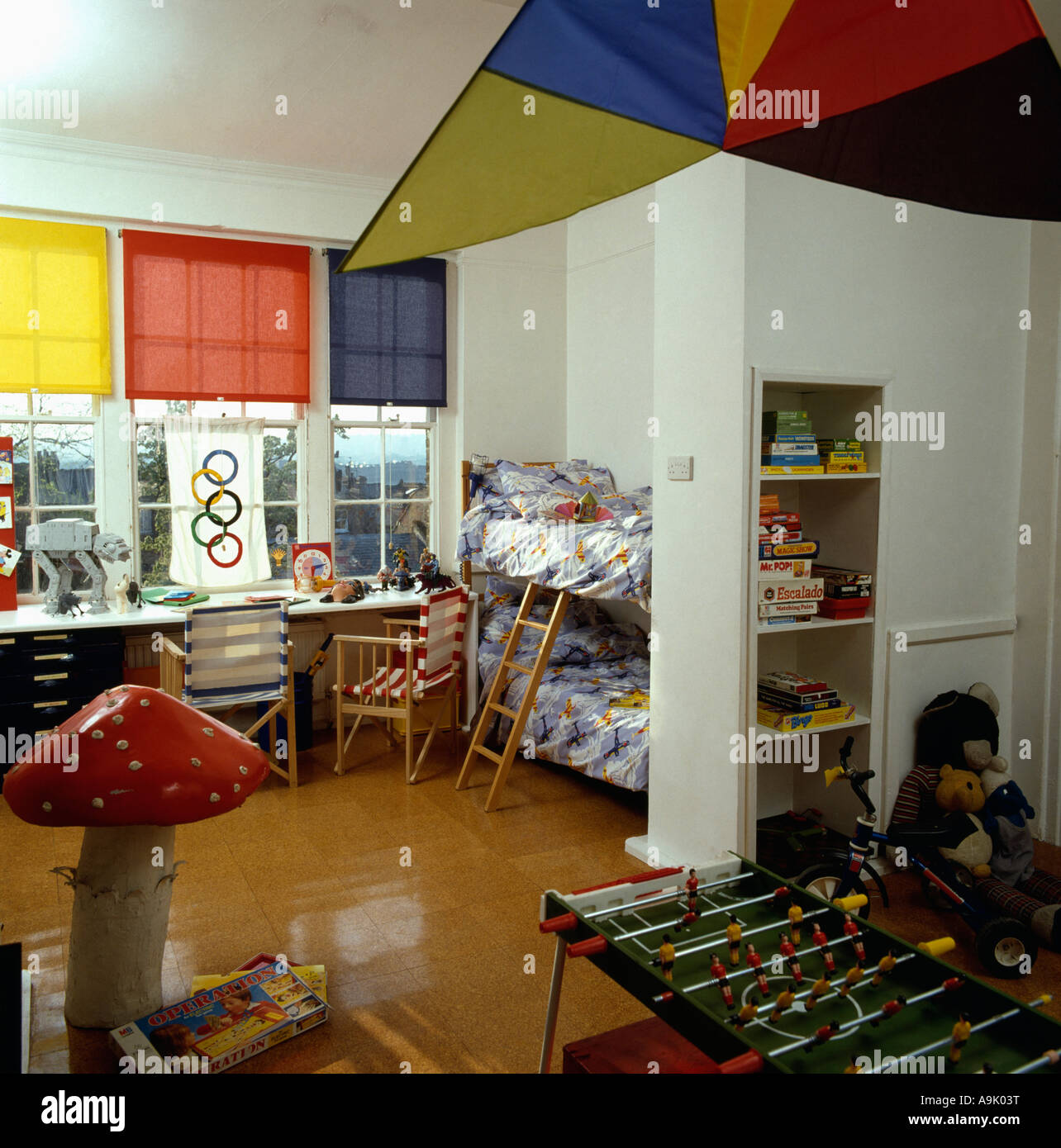 Le persiane colorate negli ottanta sala giochi per bambini con pavimento in sughero e built-in letti a castello Foto Stock