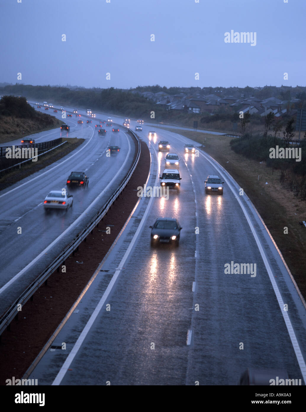 La strada a doppia carreggiata pioggia scozzese di Edimburgo Foto Stock