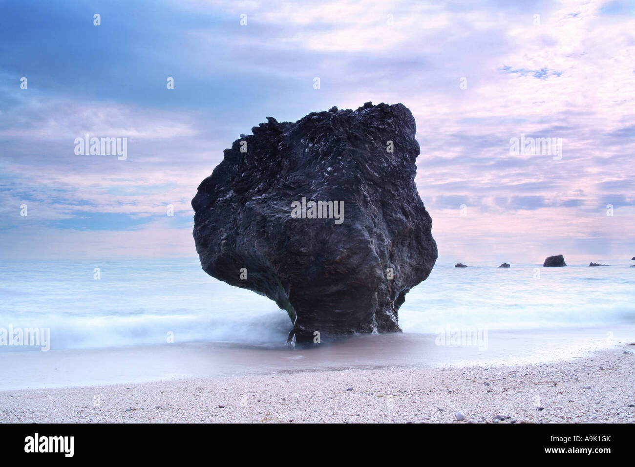 Una insolita formazione di roccia modellata dal mare Foto Stock