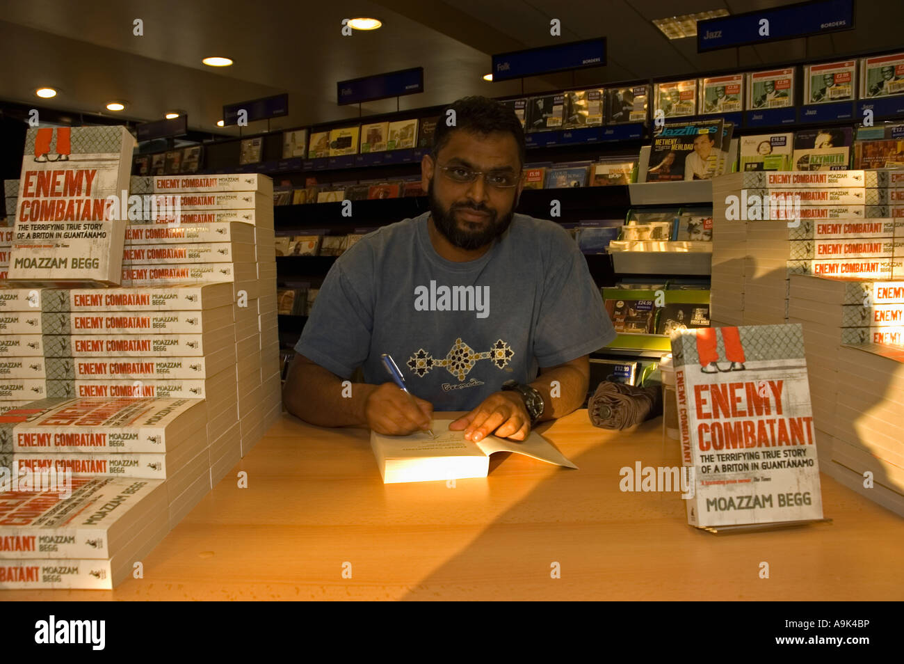 Moazzam Begg in un libro firma evento per il suo libro nemico combattente Foto Stock