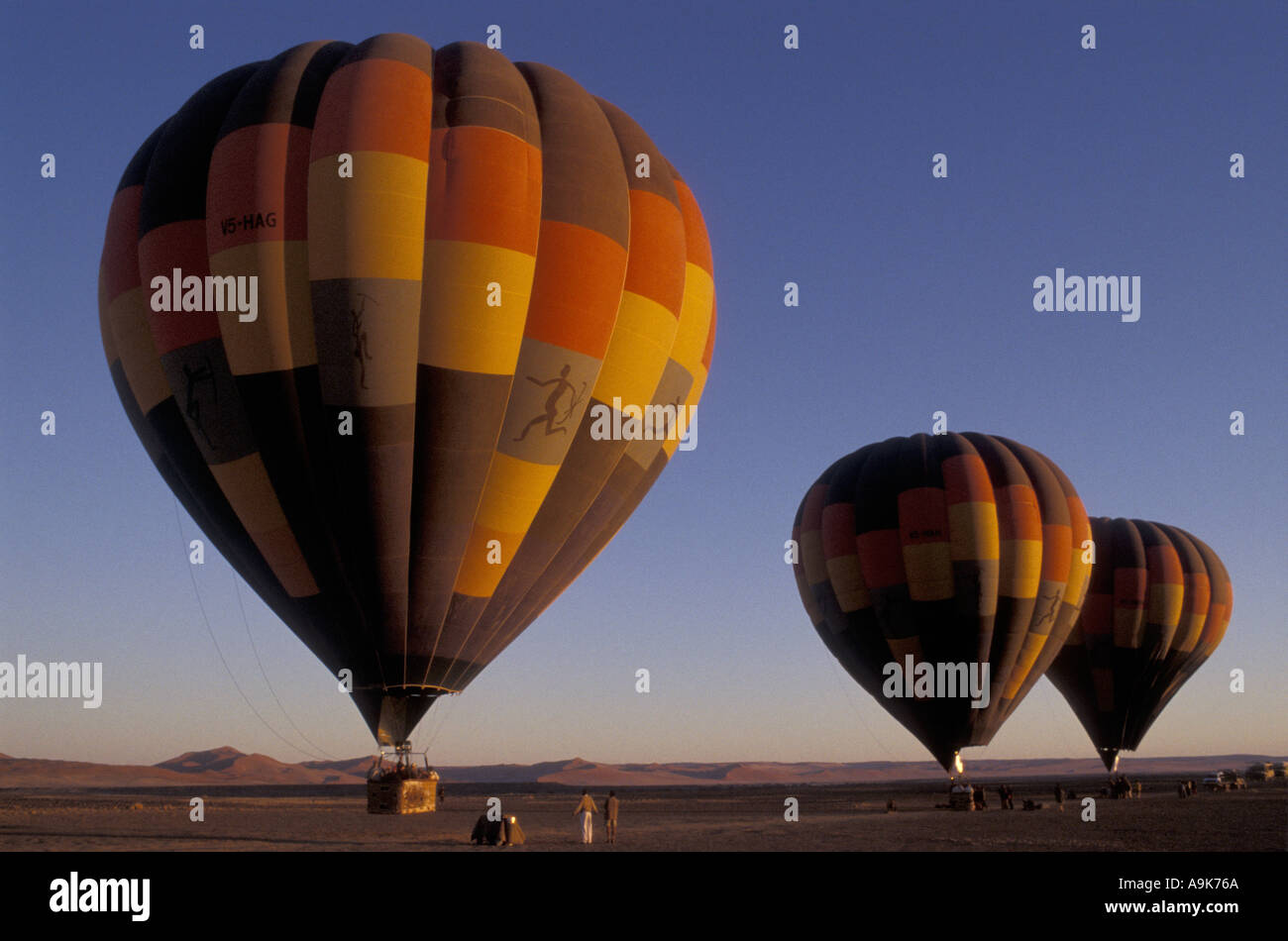Tre i palloni ad aria calda per decollare all alba del Namib Naukluft National Park Namibia Africa del sud-ovest Foto Stock