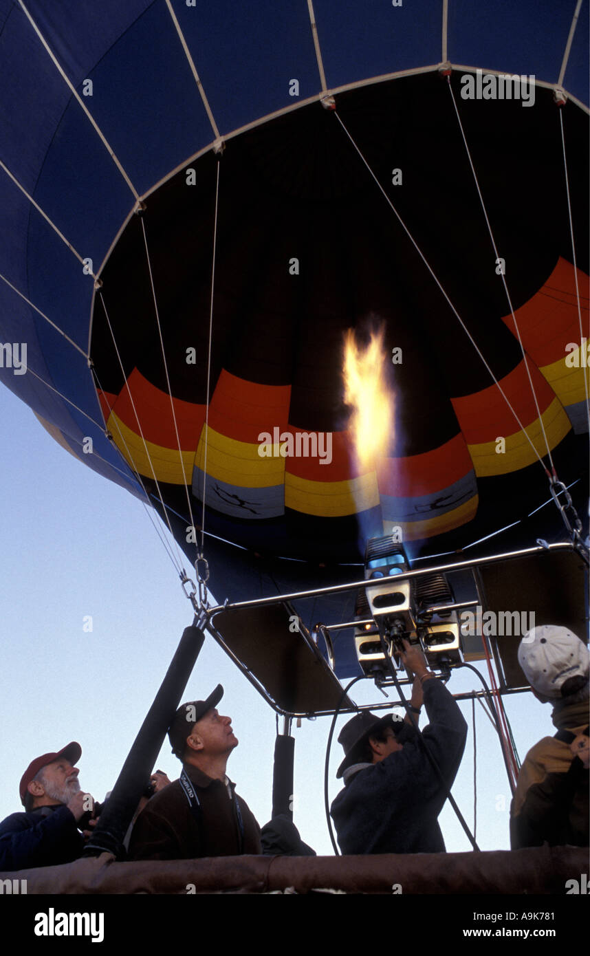 I clienti guarda come la fiamma viene sparata nella tettoia o una busta di una mongolfiera pronto per prendere di nel Namib Naukluft Nationa Foto Stock