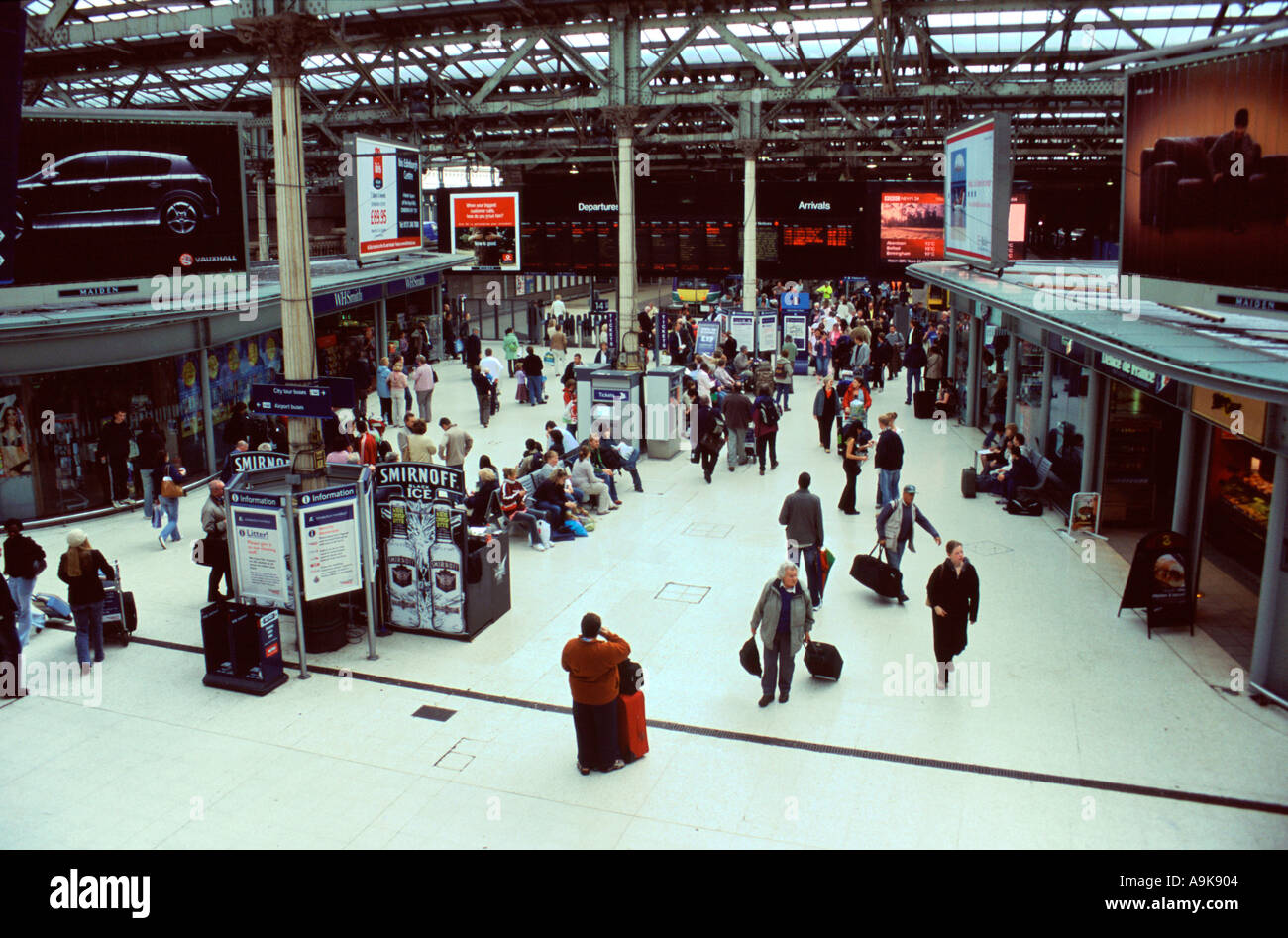 EDINBURGH WAVERLEY railway station su una giornata impegnativa IN ESTATE 2004 Foto Stock